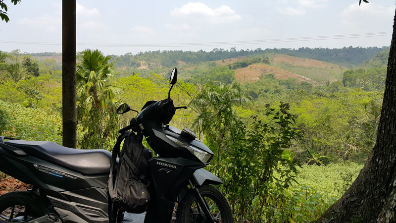 Tuh bukit di puncak Parakan Salak. Menantang kan untuk touring ke sana?