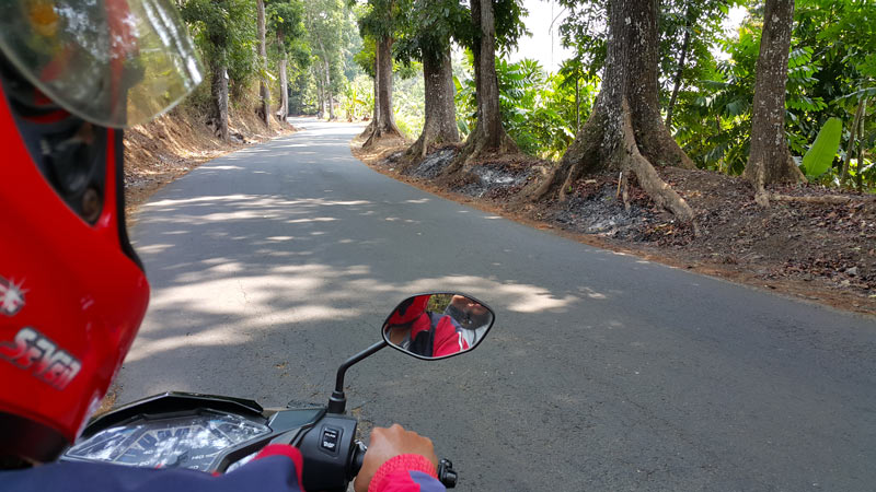 Trek menanjak dan berkelok-kelok, menantang untuk menggeber motor di saat touring