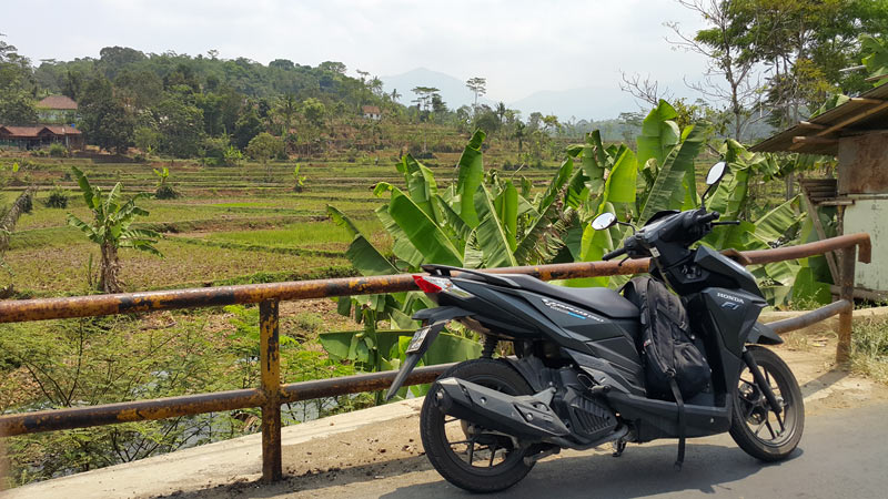 Di kejauhan itu bukit Parakan Salak