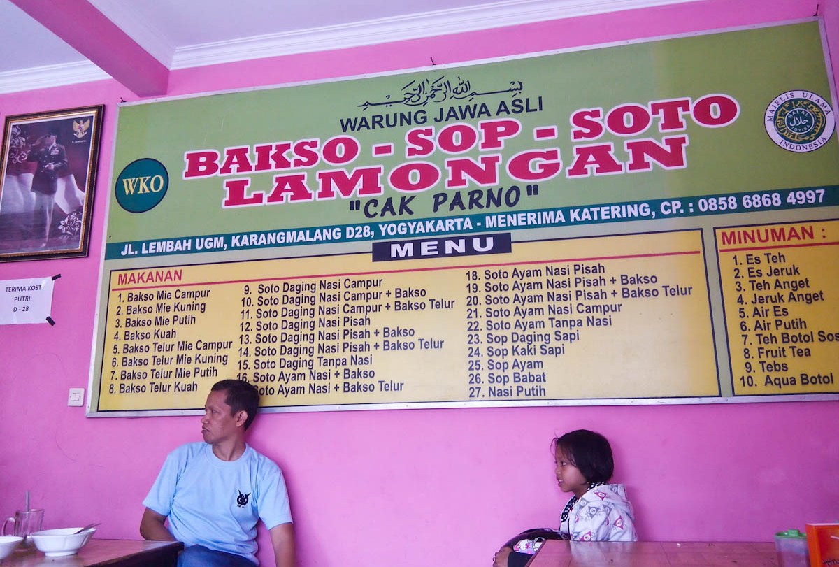 Warung Cak Parno menyediakan menu soto, bakso dan sop.