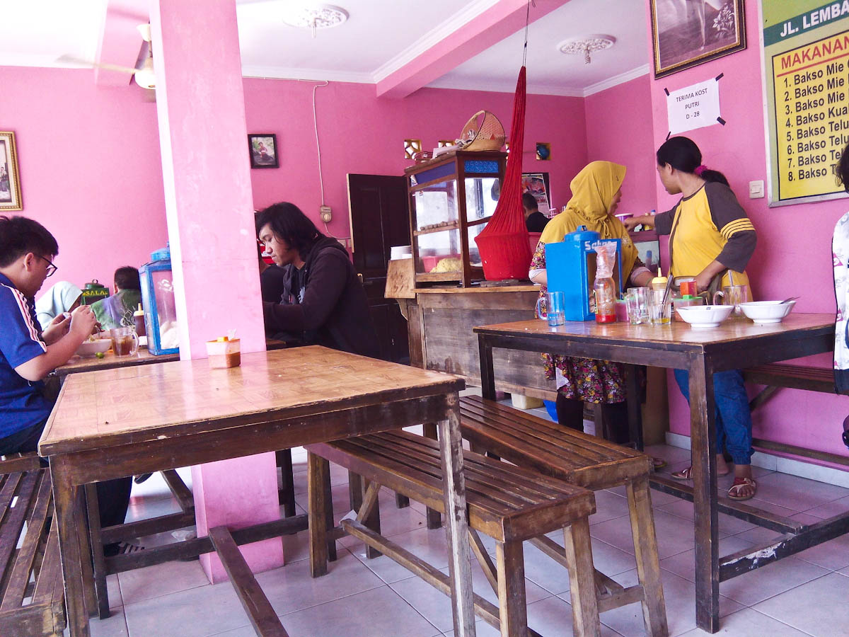 Suasana warung Cak Parno pada Minggu siang, 20 September 2015.