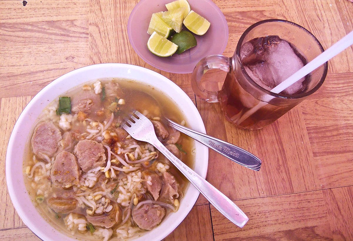 Makan siang enak dan kenyang dengan Soto Bakso Cak Parno.