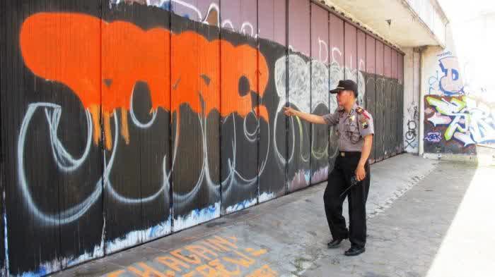 Kapolsek Muntilan tunjukkan lokasi graffiti liar. (Foto: Agung Ismiyanto/Tribun Jogja)