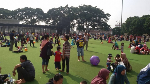 semua pengunjung nampak bahagia dan senang berada di alun-alun kota Bandung