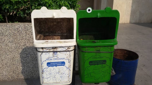 Tempat Sampah di Alun-alun Kota Bandung