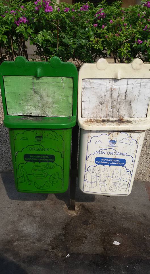 Tempat sampah yang diletakkan di sekitar alun-alun kota Bandung
