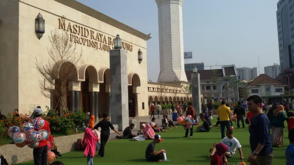 Suasana Menyenangkan di Alun-alun Kota Bandung