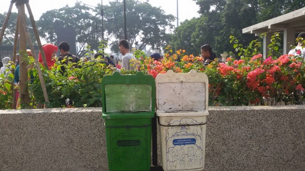 Tempat sampah yang diletakkan dekat taman di alun alun kota Bandung