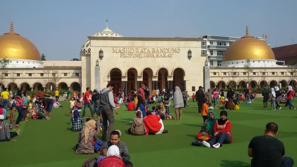 Nampak sekali para pengunjung menikmati ruang publik ini. Alun-alun dan masjid Raya kota Bandung menjadi magnet tersendiri buat warga kota menikmati kebahagiaan bersama keluarga tercinta