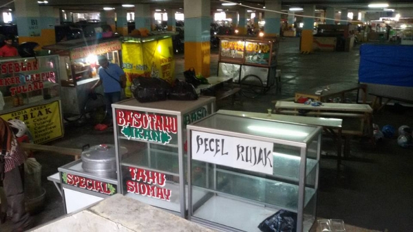 Para Pedagang di alun alun kota Bandung