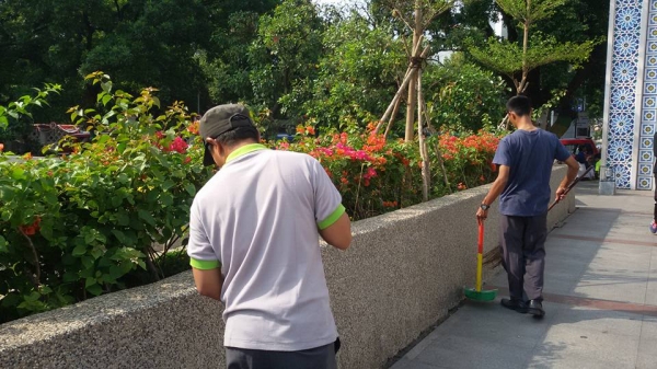 Petugas Kebersihan di Alun-alun Kota Bandung