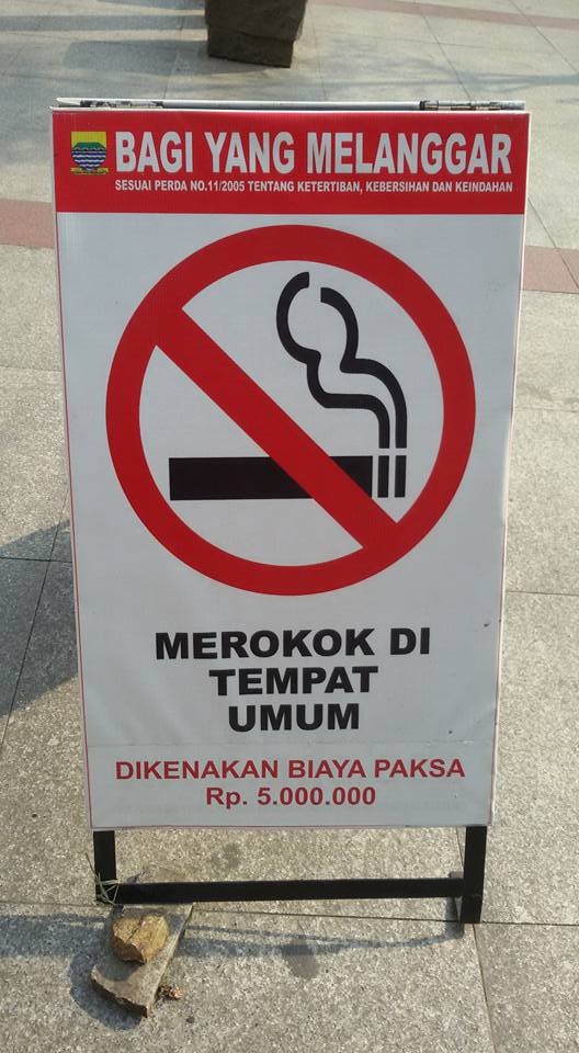 Merokok di tempat umum dikenakan biaya paksa Rp. 5.000.000,-
