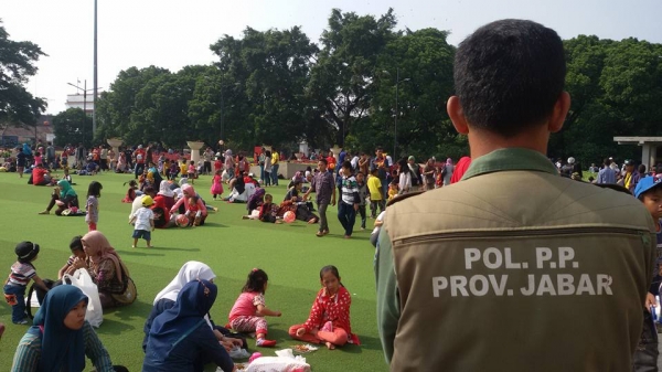 Polisi Pamong Praja menjaga keamanan pengunjung