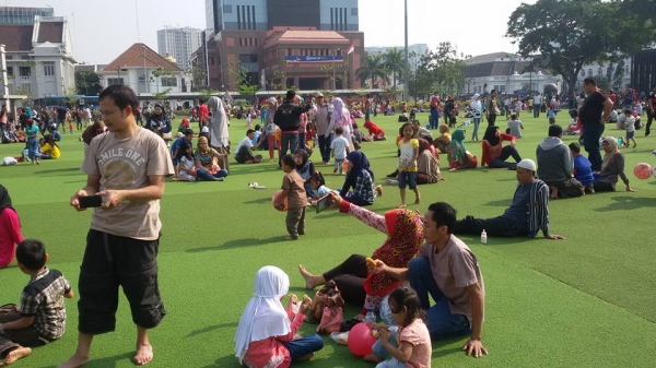 Bergembira bersama Keluarga di alun-alun kota bandung