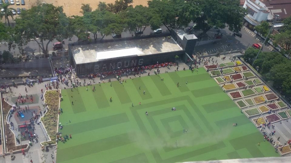 Melihat alun-alun dari lantai 19 Menara Masjid bagian Selatan