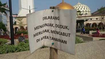 Poster untuk pengunjung agar tak merusak tanaman