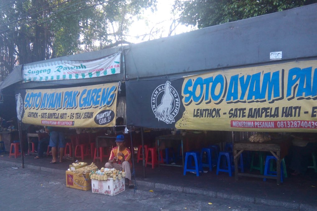 Sarapan Mantap Soto Lenthok Pak Gareng di Depan Stasiun   Sarapan Mantap Soto Lenthok Pak Gareng di Depan Stasiun