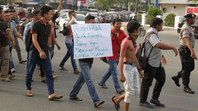 Mahasiswa asal Kabupaten Aceh Singkil, Aceh, membawa poster dan spanduk saat berunjukrasa di Bundaran Simpang Lima, Banda Aceh, Selasa (13/10). (AntaraFoto/ Ampelsa)