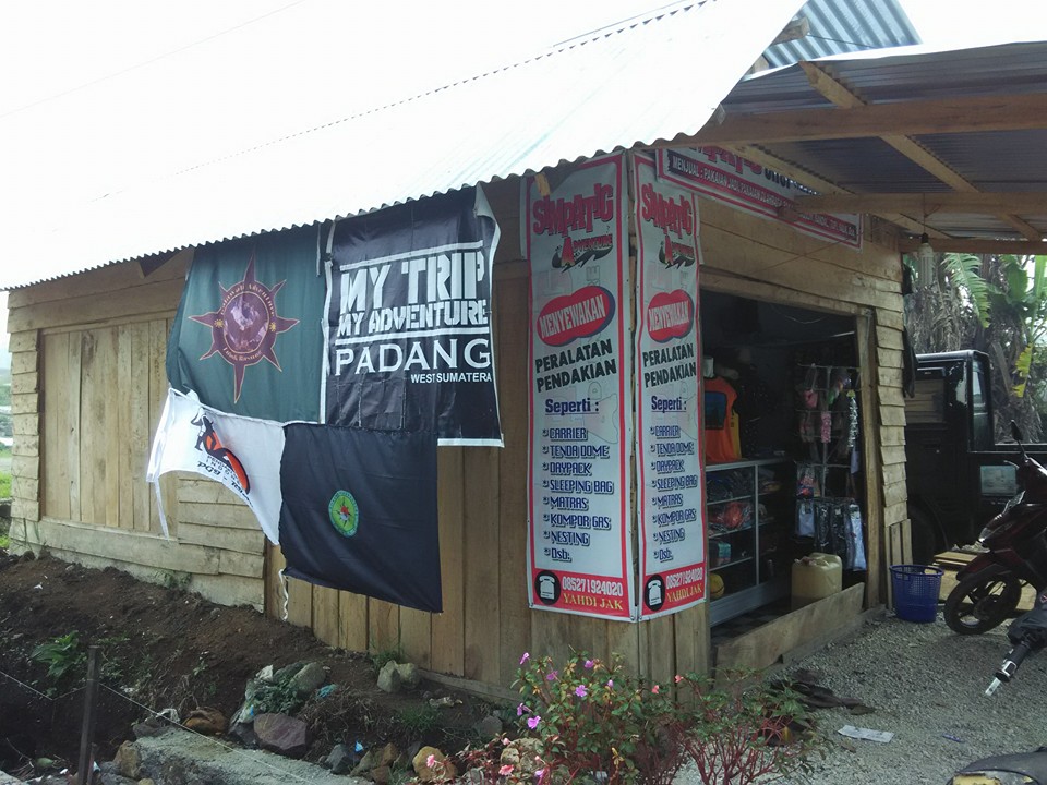 Penyewaan tenda sebelum pos pendaftaran, no kontak ada di foto ini (dokpri)