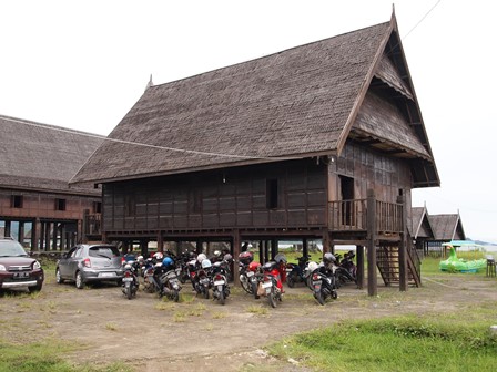 Bertandang ke Rumah Adat Mamuju oleh Dizzman Kompasiana com Bertandang ke Rumah Adat Mamuju oleh Dizzman Kompasiana com