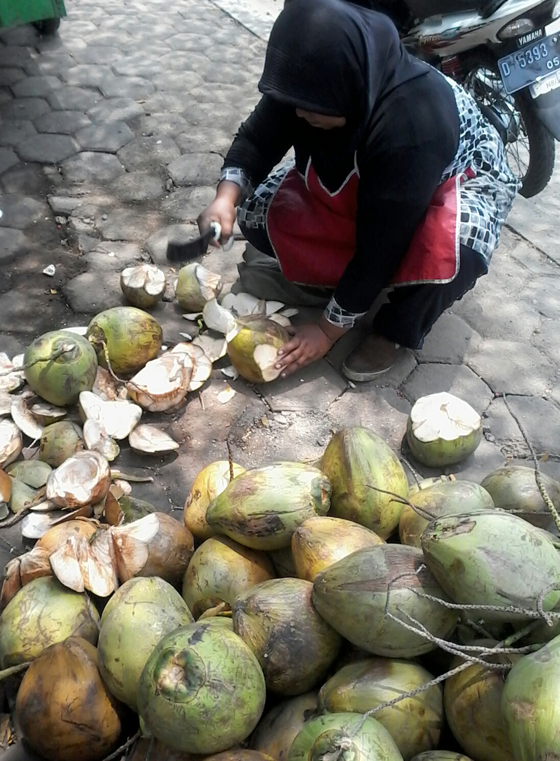 Menikmati Air Kelapa Muda Oleh Indira Revi Kompasianacom Menikmati Air Kelapa Muda Oleh Indira Revi Kompasianacom
