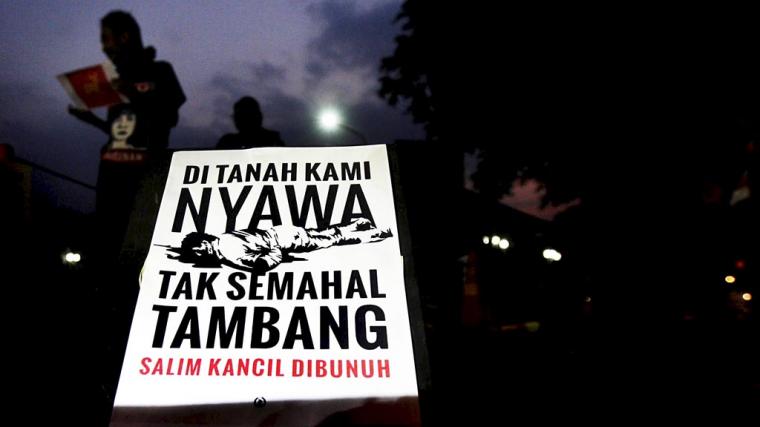 Sejumlah aktivis kamisan di Gedung Sate Bandung menggelar aksi keprihatinan atas terbunuhnya aktivis penolak tambang, Salim Kancil/Kompas Print - Ariyanto Nugroho 