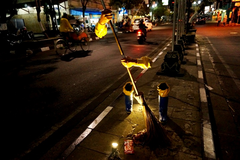 Gambaran tentang petugas kebersihan menyapu trotoar (dok. Riana Dewie)