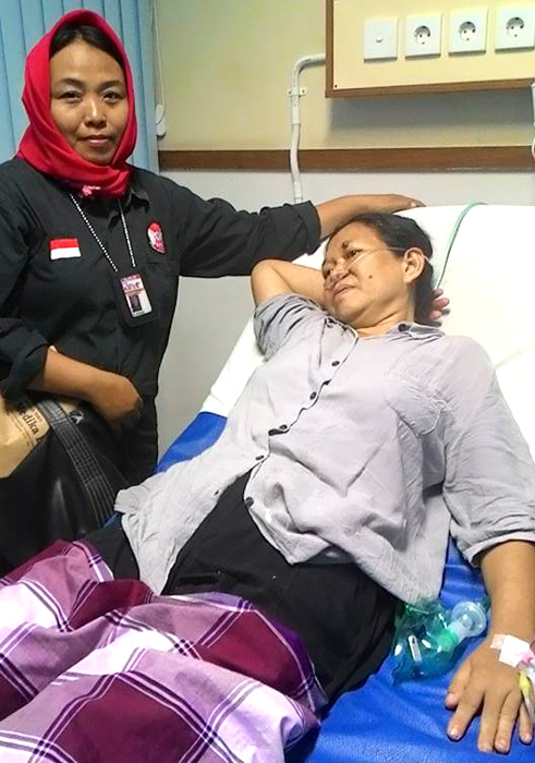 (Yuli Supriati ketika mengadvokasi pasien yang sudah 'ditolak' dua rumah sakit karena alasan ruang isolasi tak tersedia. Akhirnya, pasien berhasil mendapatkan kamar perawatan dan penanganan di RSUD Kota Tangerang. | Foto: FB Yuli Supriati)
