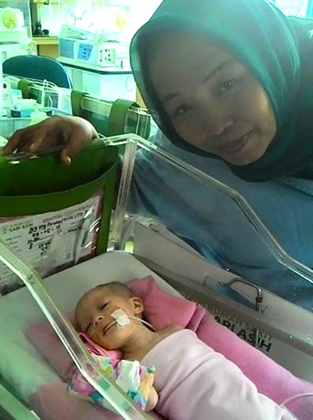 (Yuli Supriati ketika mengadvokasi dan mencarikan kamar rawat perawatan ke RSCM Jakarta untuk seorang bayi, pada pertengahan Juni kemarin. | Foto: FB Yuli Supriati)