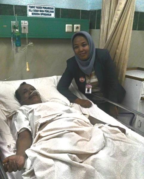 (Yuli Supriati ketika mengadvokasi pasien M Nizar untuk memperoleh layanan medis yang baik. | Foto: FB Yuli Supriati)