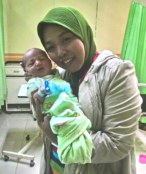 (Ketika mengadvokasi bayi laki-laki, putra Nyonya Kurniati yang sempat dinyatakan tidak dapat tercover BPJS Kesehatan. Lewat advokasinya, pasien mungil ini memperoleh hak layanan kesehatannya. | Foto: FB Yuli Supriati)