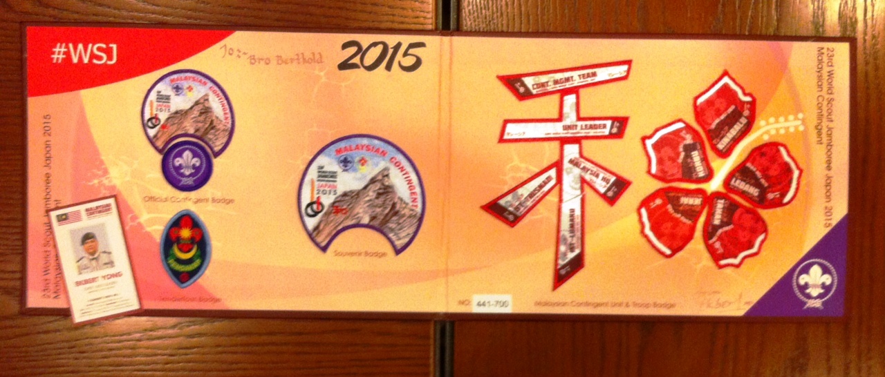 Hadiah langka dan berharga, satu set badge Jambore Kepanduan Sedunia 2015 dari Persekutuan Pengakap Malaysia, dalam kemasan khusus no.441 dari hanya 700 kemasan yang diterbitkan. (Foto: koleksi pribadi)