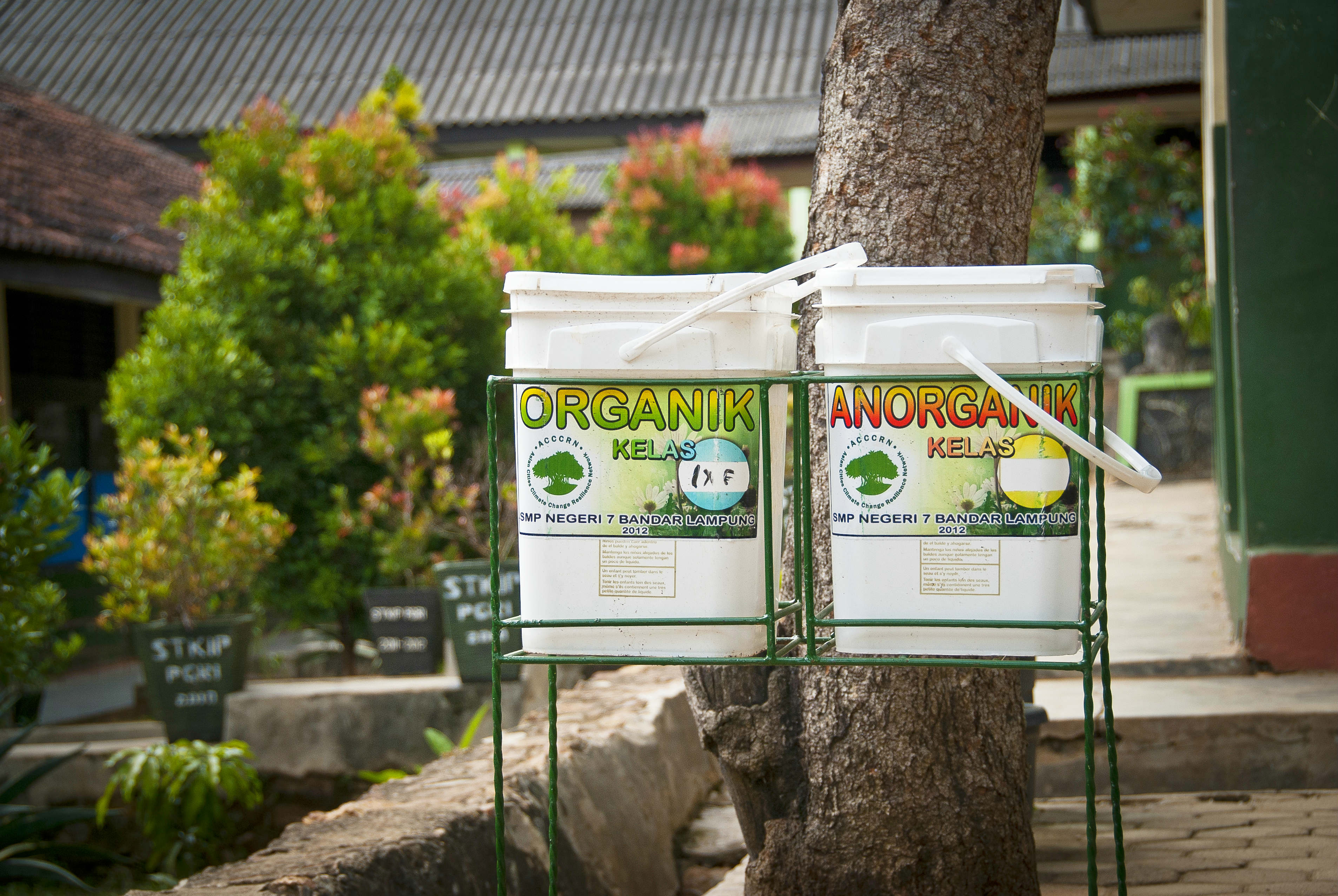 [caption caption="Pendidikan mengenai perubahan iklim juga didorong melalui praktik dalam keseharian siswa Memilah sampah dan menjaga kebersihan adalah [caption caption="Pendidikan mengenai perubahan iklim juga didorong melalui praktik dalam keseharian siswa Memilah sampah dan menjaga kebersihan adalah