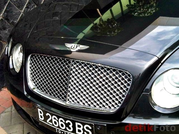 Sedan Bentley buatan Inggris seharga 7 Milyar, bernopol B 2663 BS milik Herman Hery (Detik Foto)