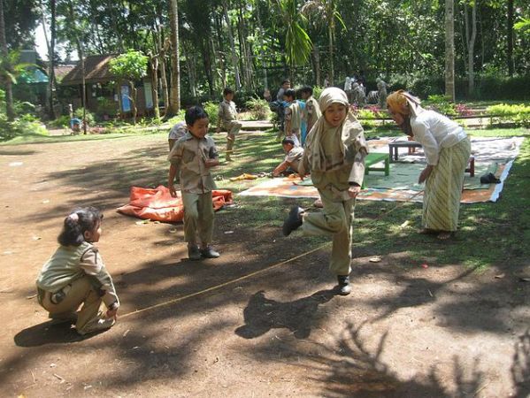 Permainan tradisional lompat tali di School of Life Lebah Putih (foto: dok LB)