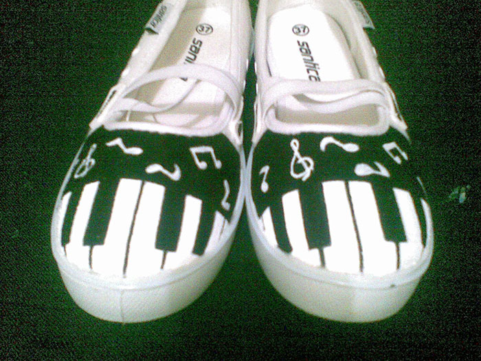 Membuat Sepatu Lukis Sendiri Tidaklah Sulit oleh Dimas Membuat Sepatu Lukis Sendiri Tidaklah Sulit oleh Dimas