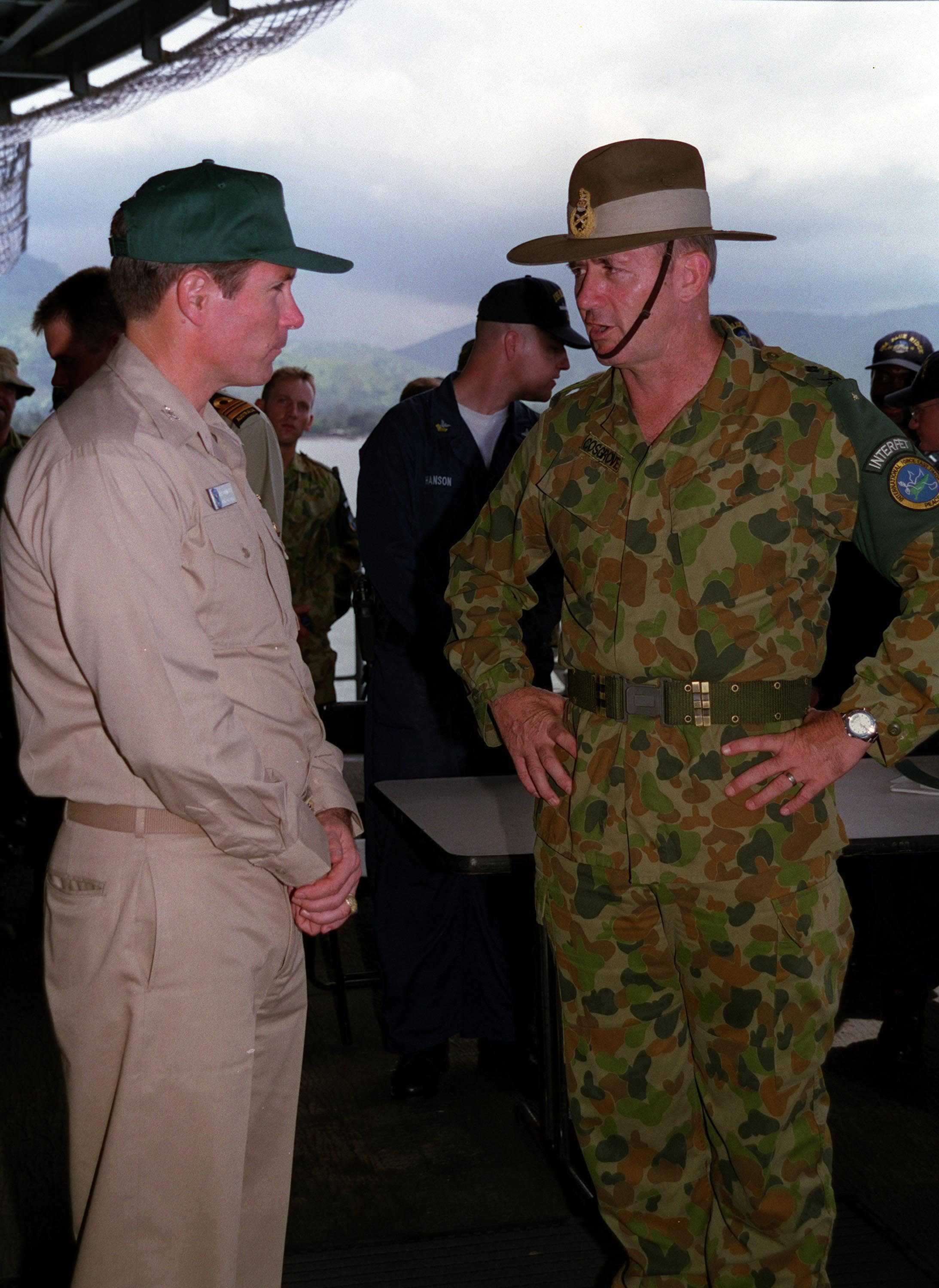 Mayor Jenderal Sir Peter John Cosgrove (kanan) sebagai komandan pasukan INTERFET