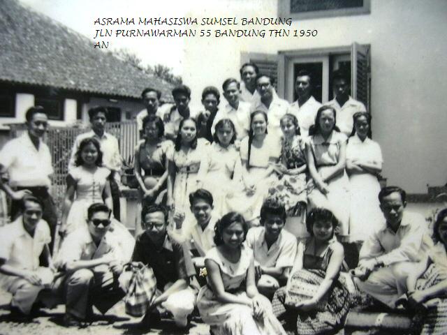 Mahasiswa mahasiswi perantauan dari Sumsel, alias Sumbagsel, atau Batanghari Sembilan, berfoto ria di Asrama Mahasiswa Sumsel di Bandung 1955, Jalan Purnawarman