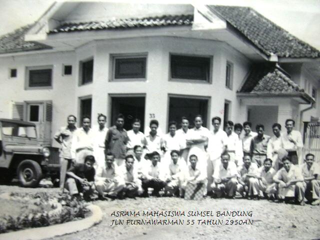 angkatan pertama penghuni asrama Mahasiswa Sumsel, di Jalan Purnawarman, Bandung 1956. Sehabis bertanding catur dengan mahasiswa Kalimanta.