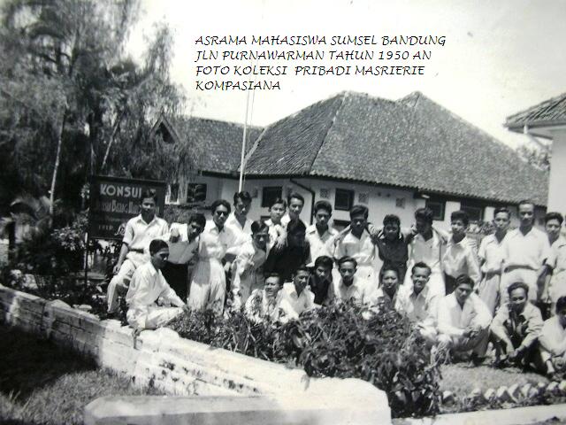 Mahasiswa jadul, penghuni asrama putra Sumsel , jalan Purnawarman Bandung 1956, mahasiswa Kalimantan sehabis bertanding catur dengan penghuni asrama . 