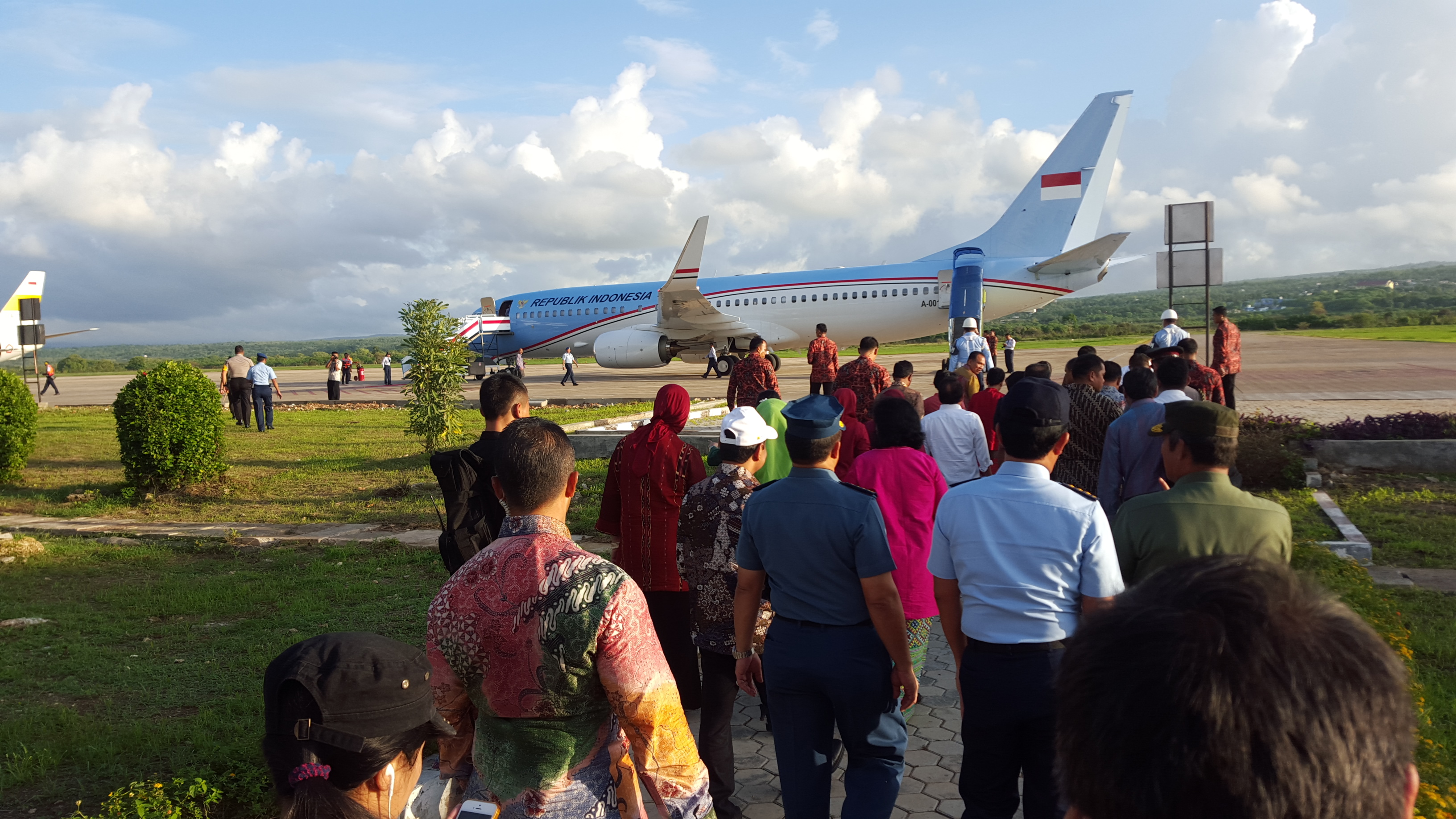 Presiden, saya dan rombongan bergegas menuju pesawat biru-putih yang sudah parkir manis di bandara. (@iskandarjet)