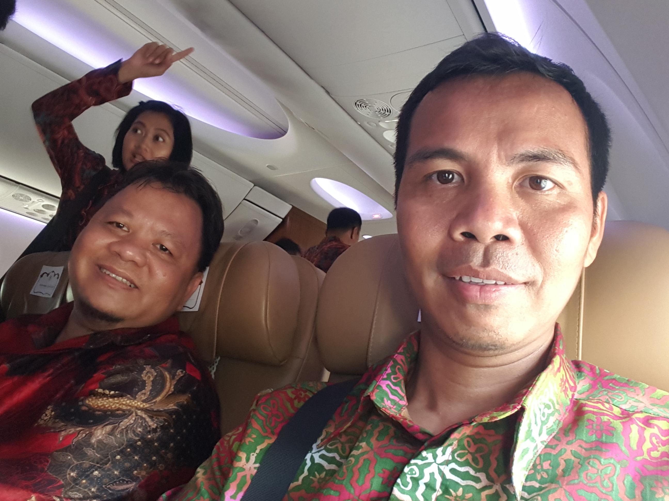 Dua blogger Kompasiana ini menjadi warga biasa pertama yang naik pesawat kepresidenan. (@iskandarjet)