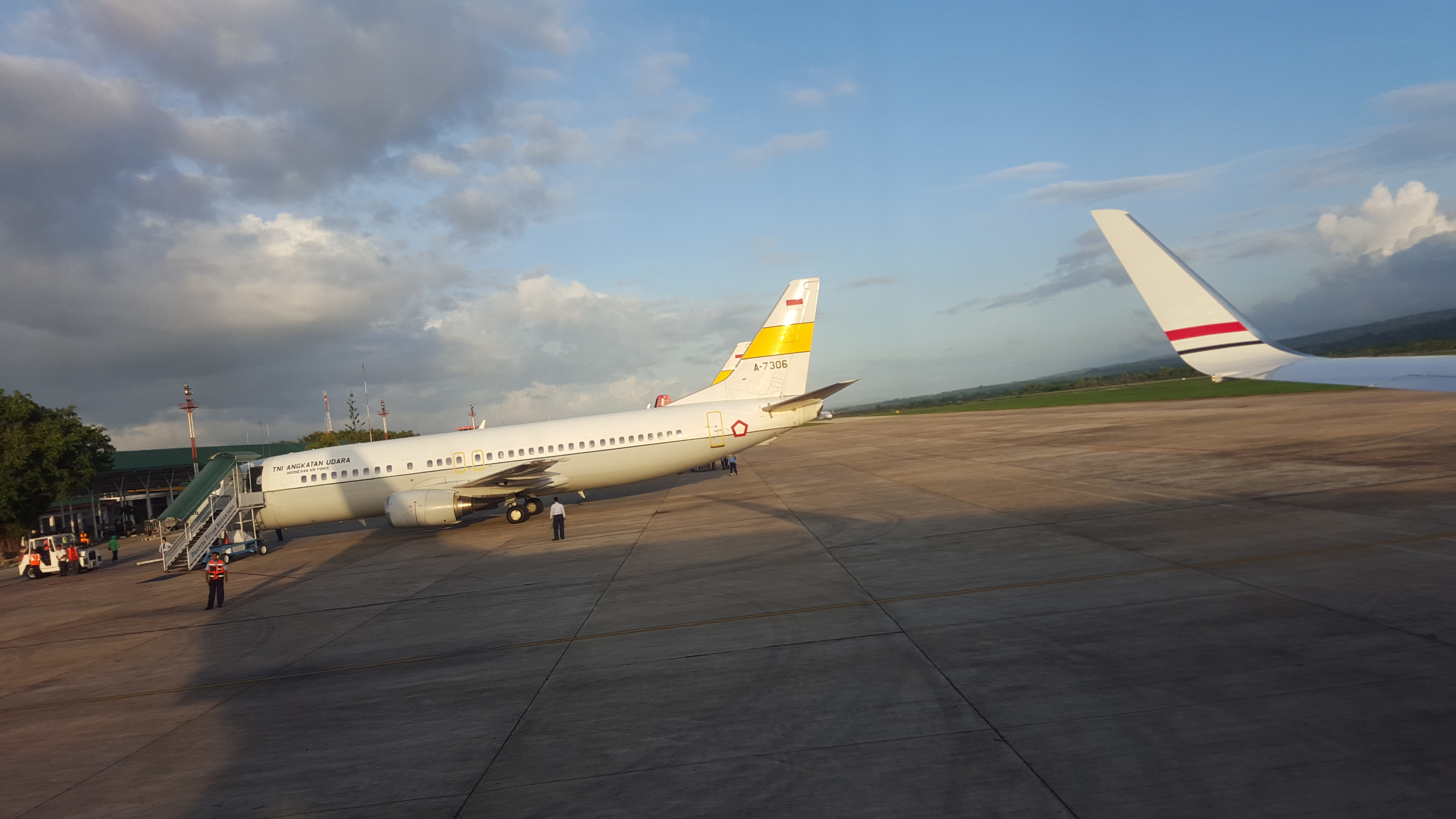 "Indonesian One" mulai bergerak meninggalkan pesawat Indonesian Air Force One TNI AU yang kemarin membawa Panglima TNI dan Mendagri ke Kupang. (@iskandarjet)
