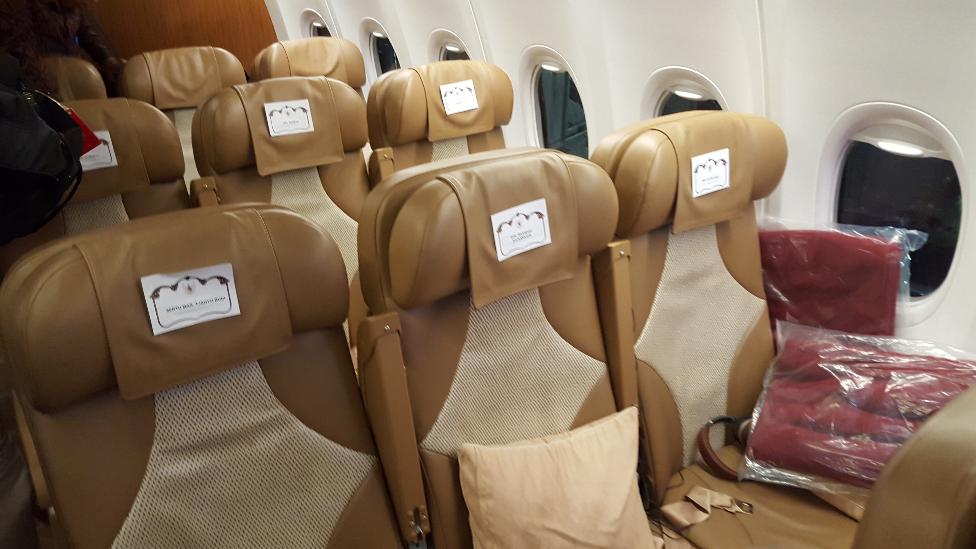 Semua tempat duduk dibalut kulit warna coklat. Kualitasnya satu tingkat dibanding pesawat komersil jarak jauh yang pernah saya naiki. (@iskandarjet)