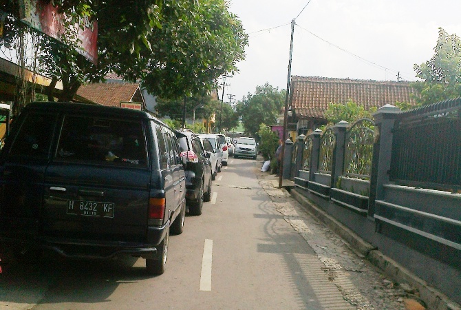 Jalan yang sempit jadi padat oleh kendaraan konsumen singkong keju (foto: bamset)