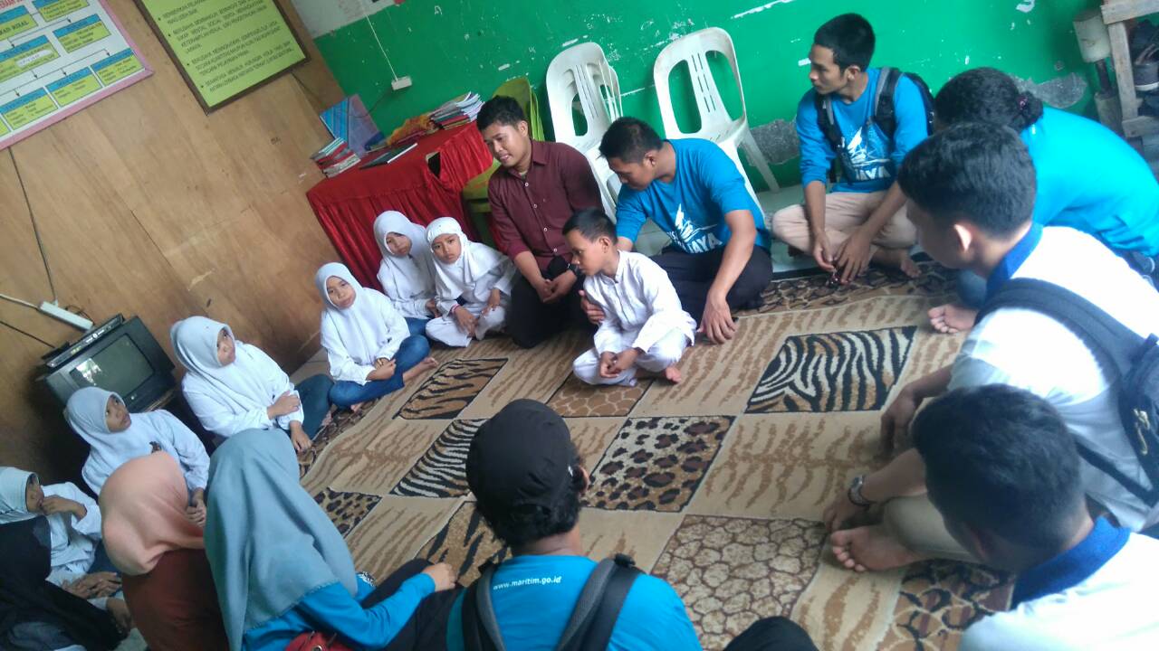 Suasana Keakraban antara Anggota Rintara Jaya dan Anak Panti Asuhan