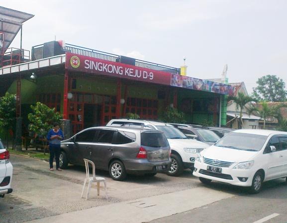 Outlet Singkong Keju D-9 yang tak pernah sepi (foto: bamset)