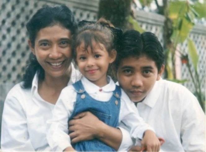 Almarhum Panji Hilmansyah berfoto bersama ibunya, Menteri Susi Pudjiastuti, dan adiknya, Nadine Kaiser. (Nadine Kaiser)