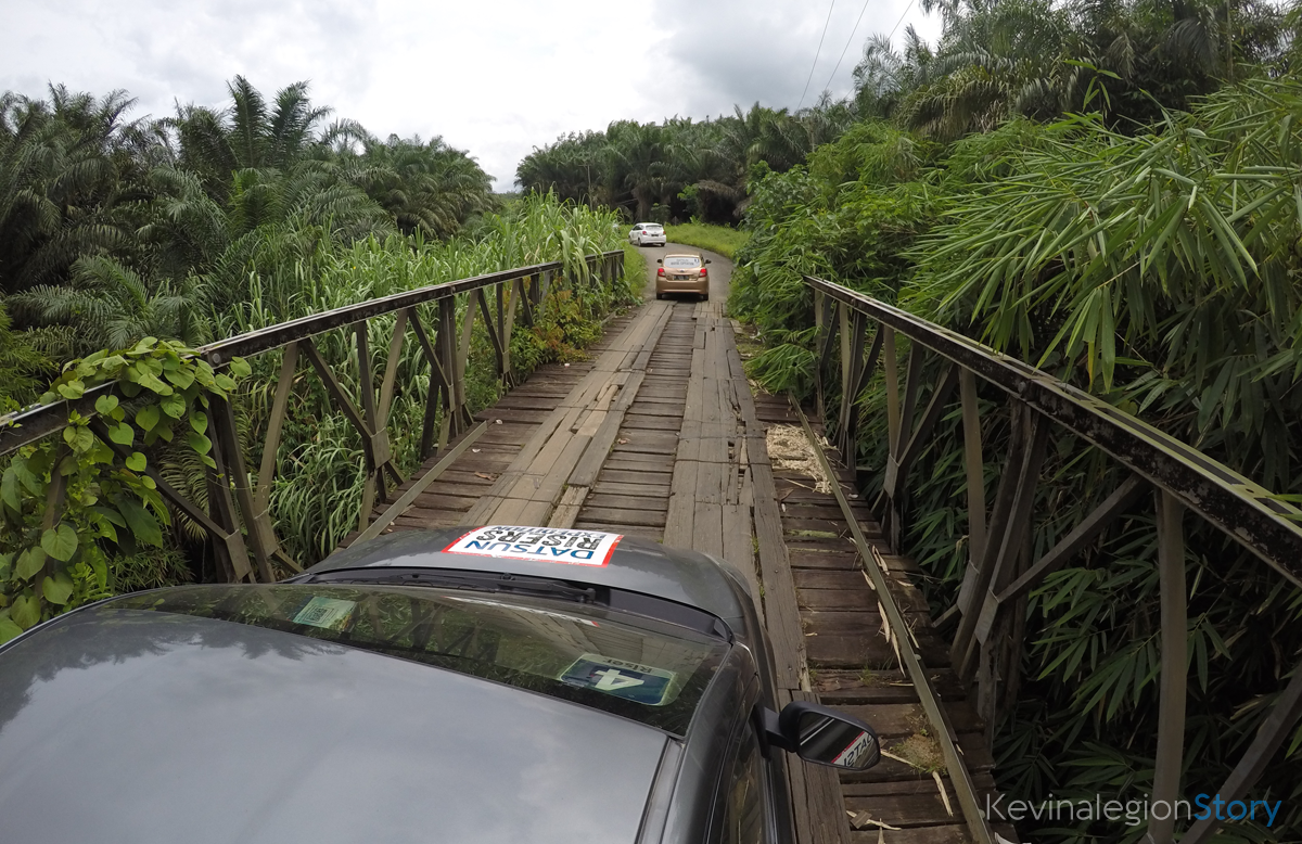 Jembatan menuju Loksado yang hanya bisa dilalui satu mobil | Foto: Kevinalegion