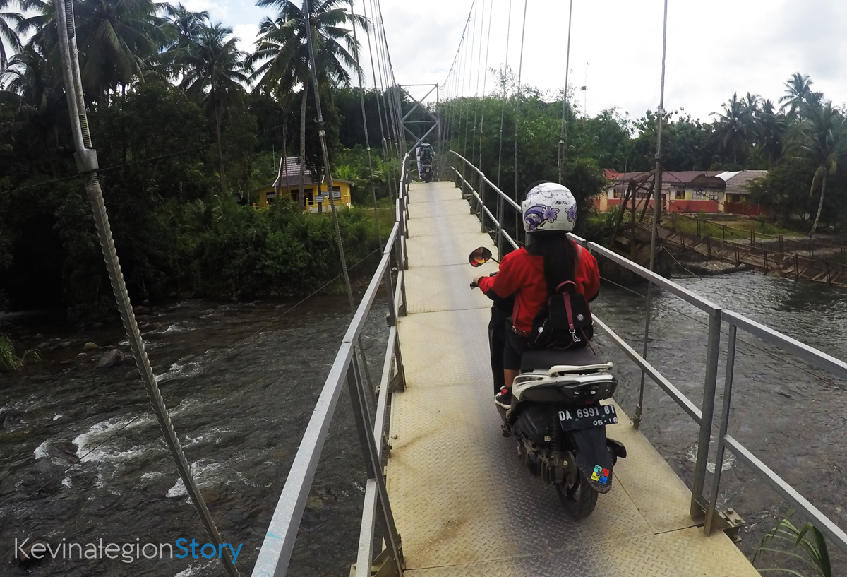Jembatan ini menjadi satu-satunya akses melewati sungai, setelah jembatan sebelumnya ambruk | Foto : Kevinalegion